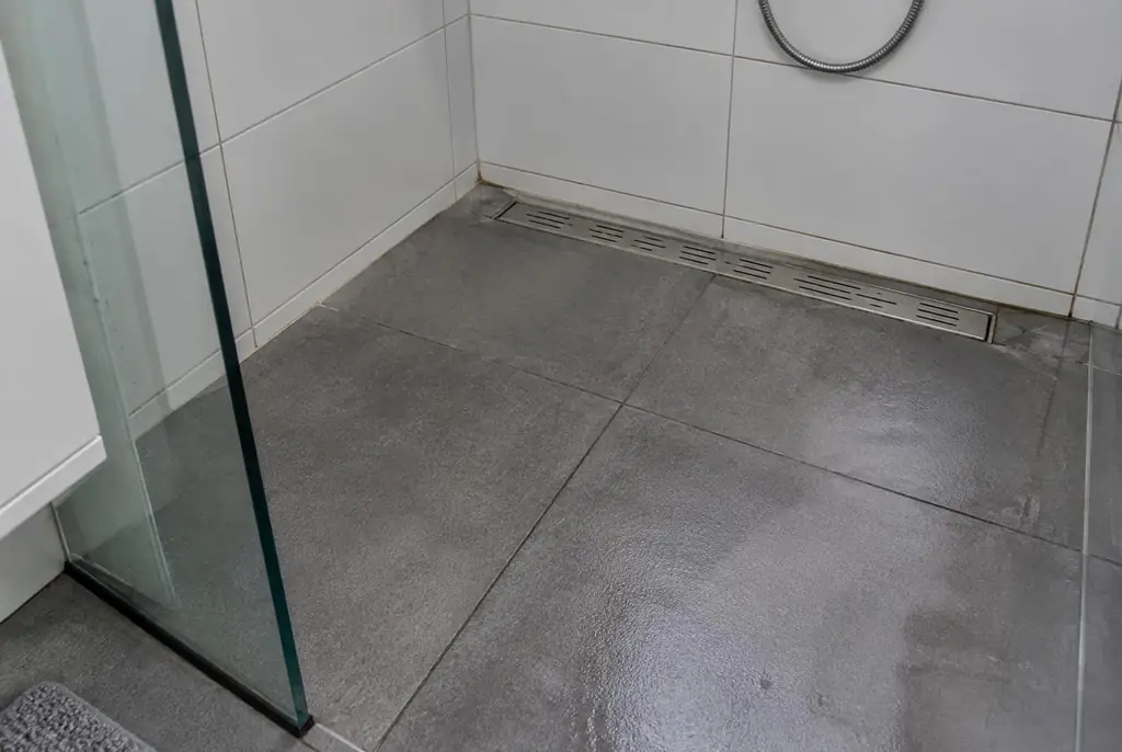 Lekdetectie Wezep – lekkende inloopdouche met natte voegen