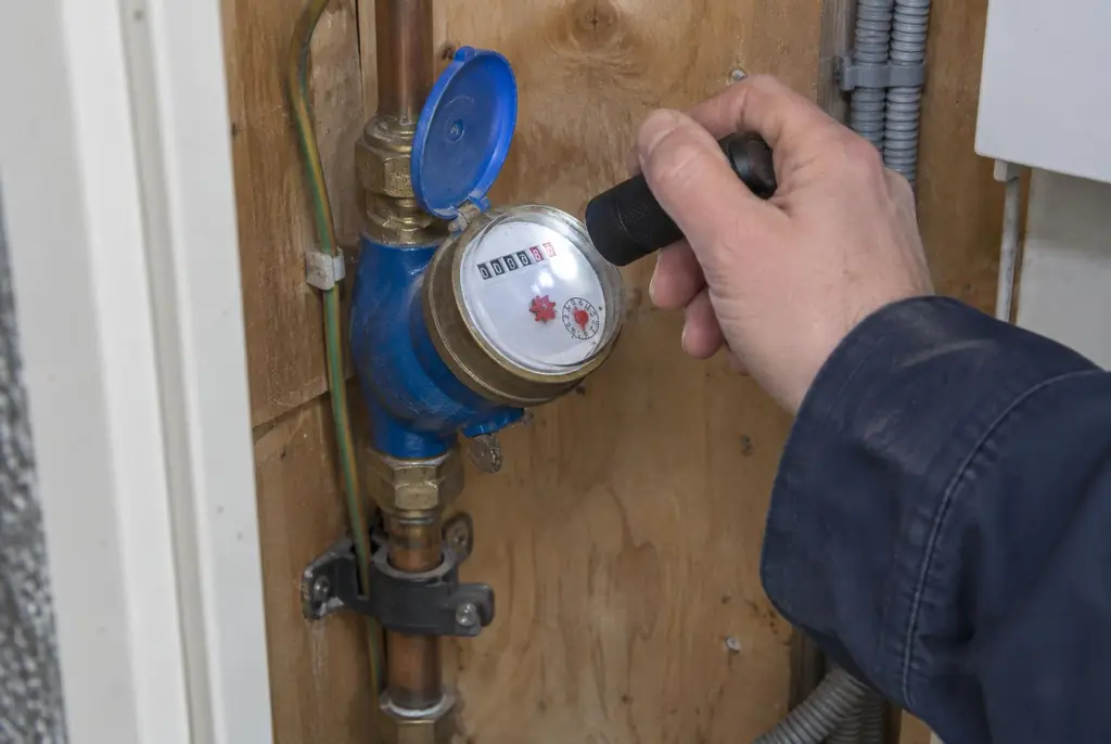 Lekdetectie Wezep – watermeter in de meterkast controleren met een zaklamp